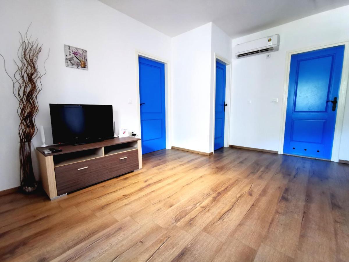 Paola Apartment No Contact Check In โพลมิน ภายนอก รูปภาพ